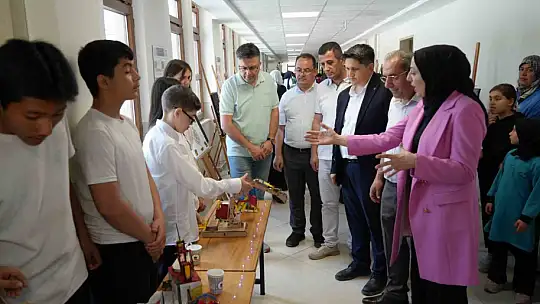 Ortaokul öğrencilerin atık malzemelerden yaptığı tasarımlar büyük ilgi gördü