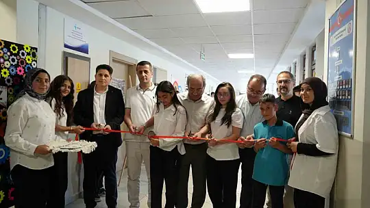 Ortaokul öğrencilerin atık malzemelerden yaptığı tasarımlar büyük ilgi gördü