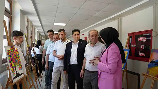 Ortaokul öğrencilerin atık malzemelerden yaptığı tasarımlar büyük ilgi gördü
