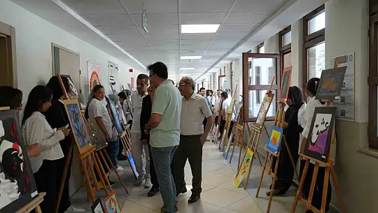 Ortaokul öğrencilerin atık malzemelerden yaptığı tasarımlar büyük ilgi gördü