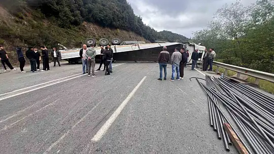 OSB yolunda kontrolden çıkan tır devrildi: 1 yaralı