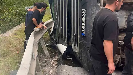 OSB yolunda kontrolden çıkan tır devrildi: 1 yaralı