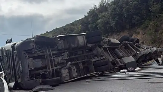 OSB yolunda kontrolden çıkan tır devrildi: 1 yaralı