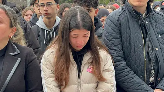 Otel faciasında yaşamını yitiren Lalin'in masası çiçeklerle donatıldı