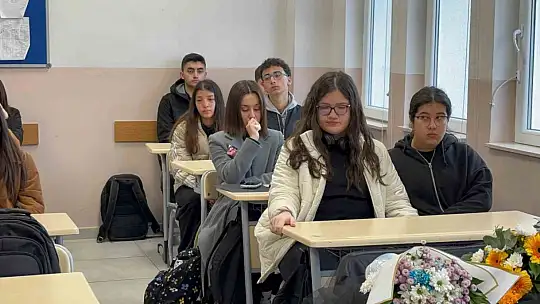 Otel faciasında yaşamını yitiren Lalin'in masası çiçeklerle donatıldı