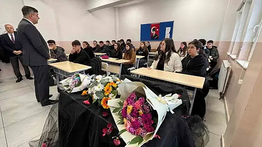 Otel faciasında yaşamını yitiren Lalin'in masası çiçeklerle donatıldı