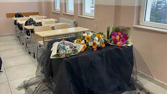 Otel faciasında yaşamını yitiren Lalin'in masası çiçeklerle donatıldı