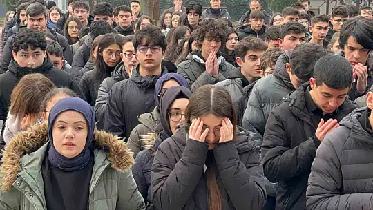 Otel faciasında yaşamını yitiren Lalin'in masası çiçeklerle donatıldı