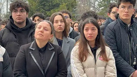 Otel faciasında yaşamını yitiren Lalin'in masası çiçeklerle donatıldı