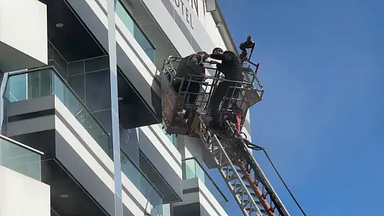 Otel yangınında mahsur kalan 8 kişi kurtarıldı