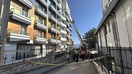 Otel yangınında mahsur kalan 8 kişi kurtarıldı