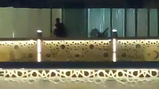 Otobüs durağının camlarını kıran şahıs kamerada