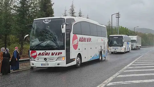 Otobüsler çarpıştı, yolcular ıslanmamak için bagaj kapaklarını açtılar