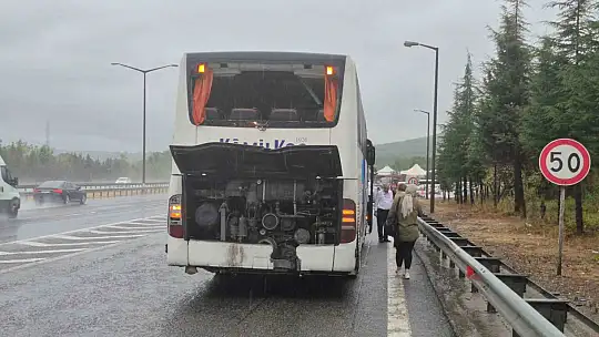 Otobüsler çarpıştı, yolcular ıslanmamak için bagaj kapaklarını açtılar