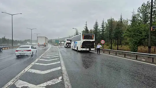 Otobüsler çarpıştı, yolcular ıslanmamak için bagaj kapaklarını açtılar