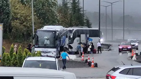 Otobüsler çarpıştı, yolcular ıslanmamak için bagaj kapaklarını açtılar