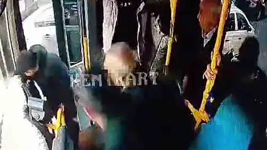 Otobüste baygınlık geçiren çocuk, kapı açılınca yola düştü