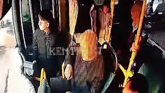 Otobüste baygınlık geçiren çocuk, kapı açılınca yola düştü