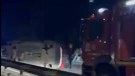 Otomobil bariyerlere çarparak devrildi: 1 yaralı