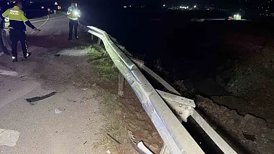 Otomobil bariyerlere çarparak savruldu: 1 yaralı