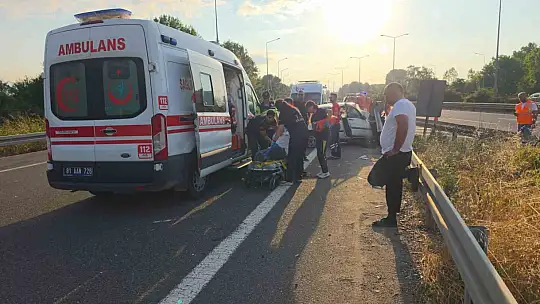 Otomobil bariyerlere saplandı: 3 yaralı