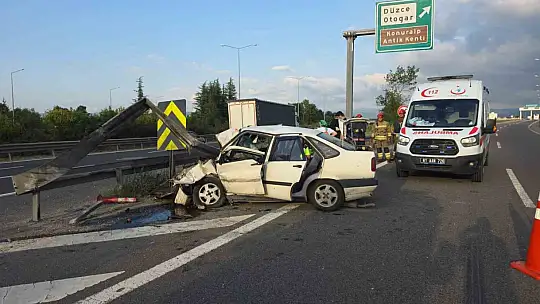 Otomobil bariyerlere saplandı: 3 yaralı
