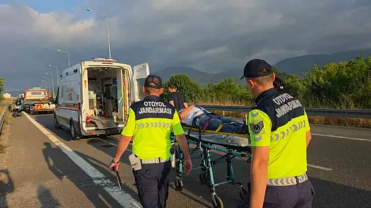 Otomobil bariyerlere saplandı: 3 yaralı