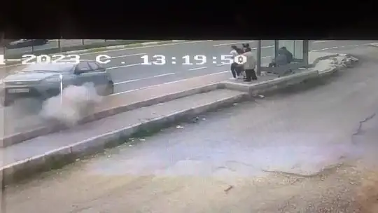 Otomobil duraktaki 5 kişiye çarptı, dehşet anları kameraya yansıdı