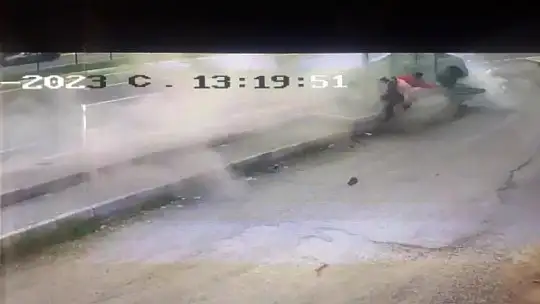 Otomobil duraktaki 5 kişiye çarptı, dehşet anları kameraya yansıdı