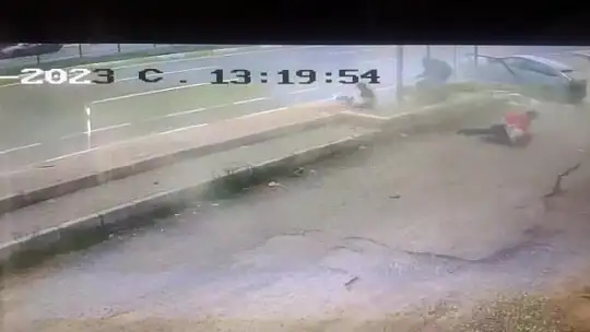 Otomobil duraktaki 5 kişiye çarptı, dehşet anları kameraya yansıdı