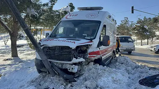 Otomobil ile ambulans çarpıştı: 2 yaralı