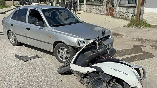 Otomobil ile çarpışan motosikletlinin taktığı kask hayatını kurtardı