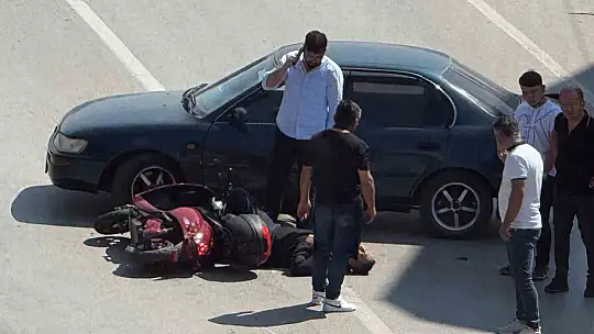 Otomobil ile çarpışan motosiklet sürücüsü yaralandı