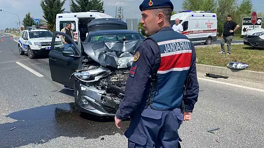 Otomobil ile hafif ticari araç çarpıştı: 2 yaralı