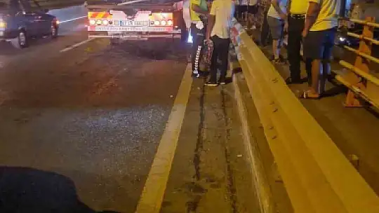 Otomobil köprü üzerinde bariyerlere çarptı: 1 yaralı