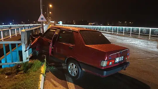 Otomobil, köprünün korkuluklarına çarptı