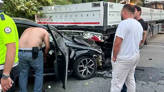 Otomobil park halindeki tırın altına girdi: Genç sürücü hayatını kaybetti