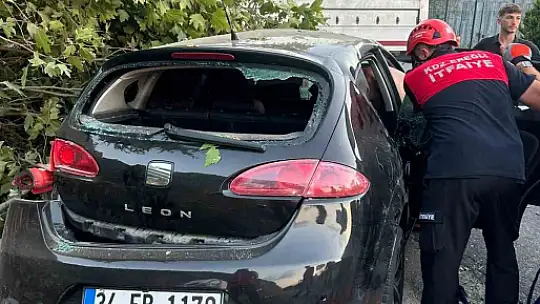 Otomobil park halindeki tırın altına girdi: Genç sürücü hayatını kaybetti