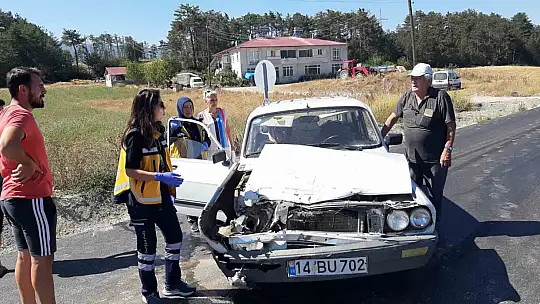 Otomobil kamyonete çarptı: 1 yaralı