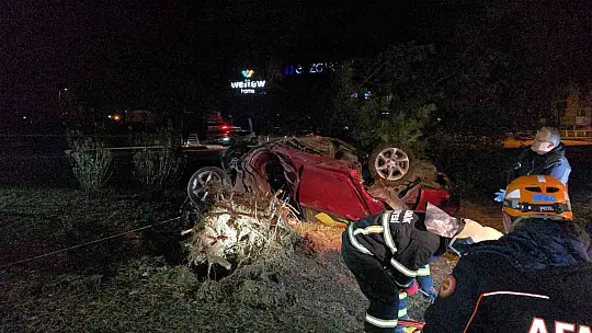 Otomobil, takla atarak çarptığı ağacı kökünden söktü: 1 ölü