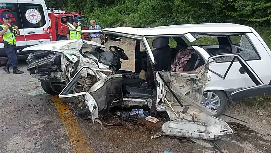 Otomobil tıra çarptı: 1'i ağır 3 yaralı
