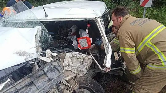 Otomobil tıra çarptı: 1'i ağır 3 yaralı