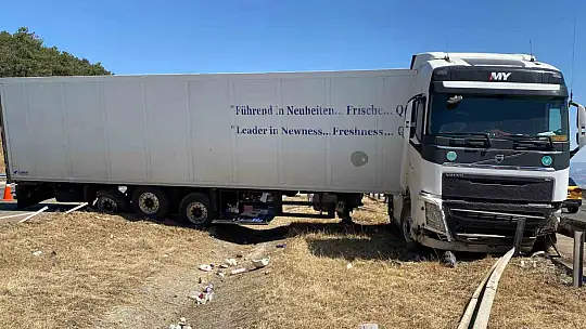 Otomobil, tırın altında metrelerce sürüklendi