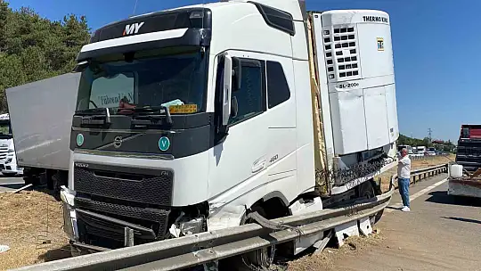 Otomobil, tırın altında metrelerce sürüklendi