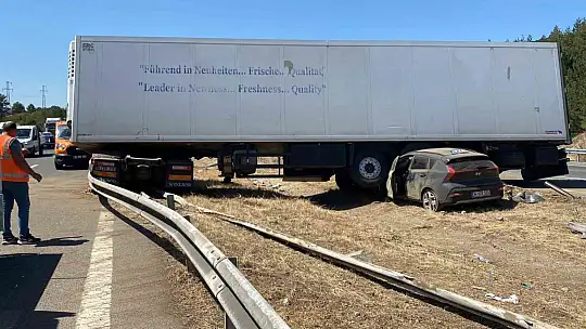 Otomobil, tırın altında metrelerce sürüklendi