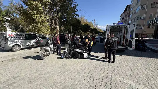Otomobile çarpan motosikletin sürücüsü yaralandı: Kaza anı kamerada