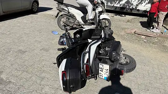 Otomobile çarpan motosikletin sürücüsü yaralandı: Kaza anı kamerada