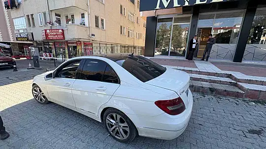 Otomobile çarpan motosikletin sürücüsü yaralandı: Kaza anı kamerada
