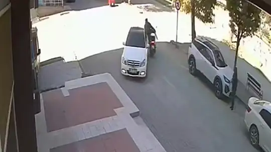 Otomobile çarpan motosikletin sürücüsü yaralandı: Kaza anı kamerada