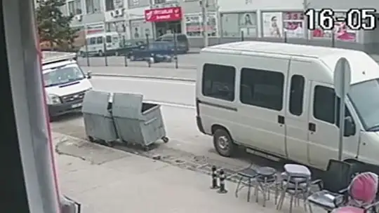 Otomobile çarpmamak için manevra yapan motosiklet sürücüsü yaralandı